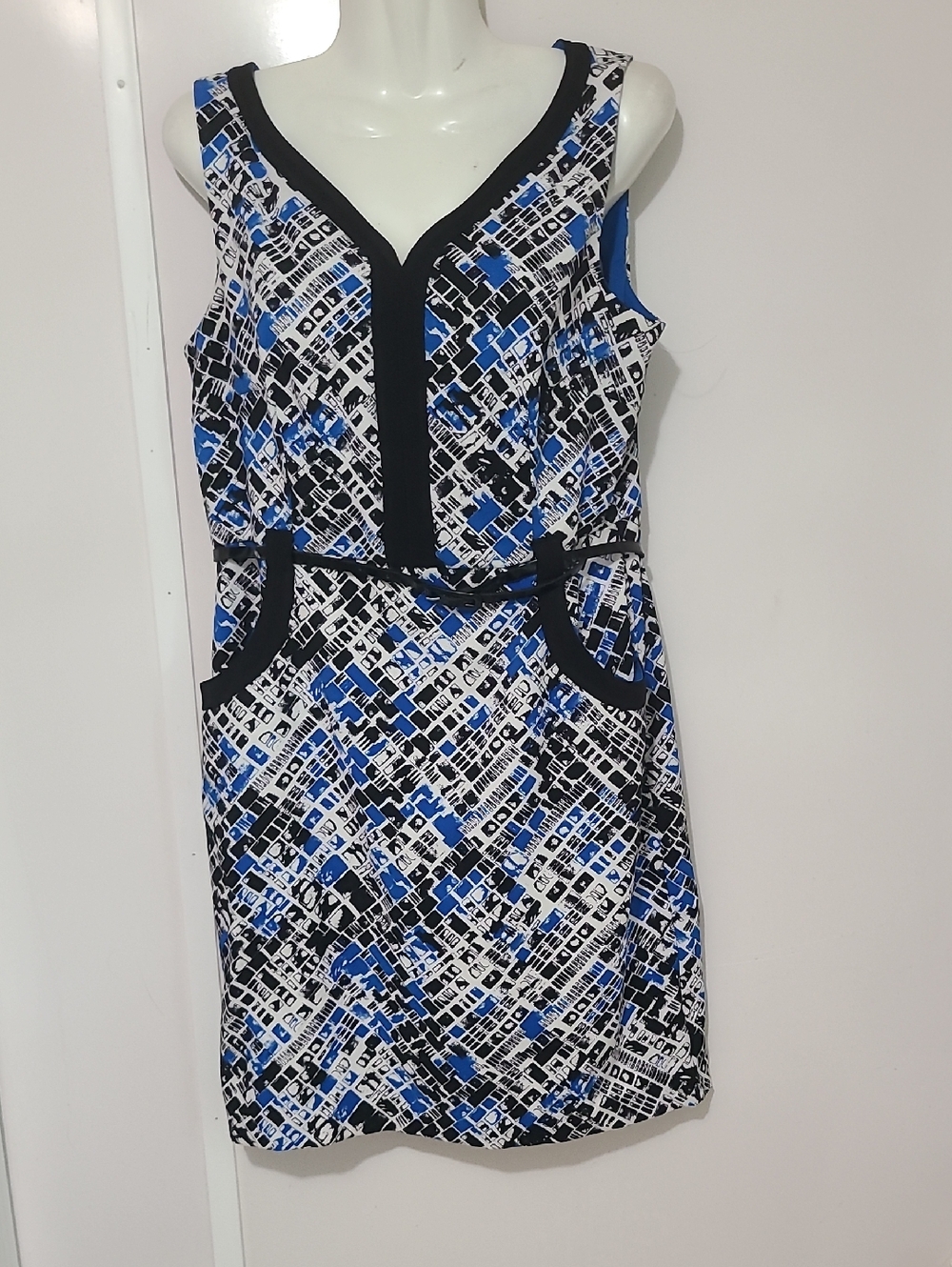London Times Sleeveless V‑Neck Geometric Print Dress in Blue, Black & White